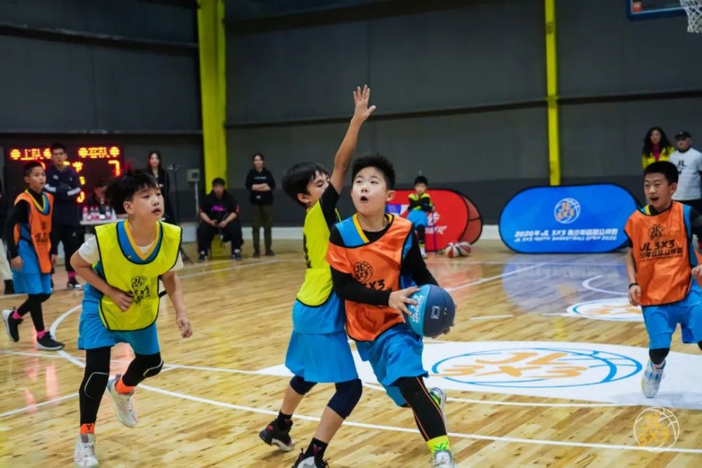  篮球技巧挑战赛，花式运球展现个人风采