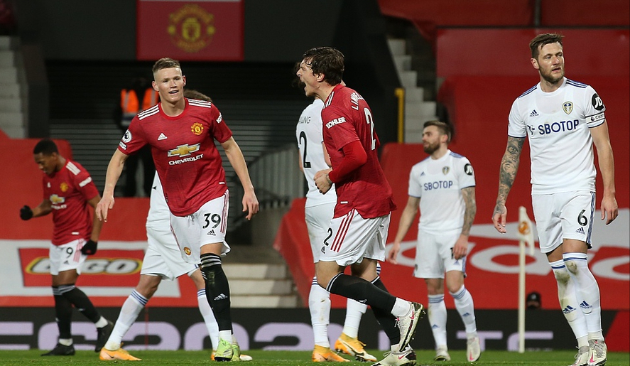  温网决赛激战正酣，德约科维奇强势冲击三连冠