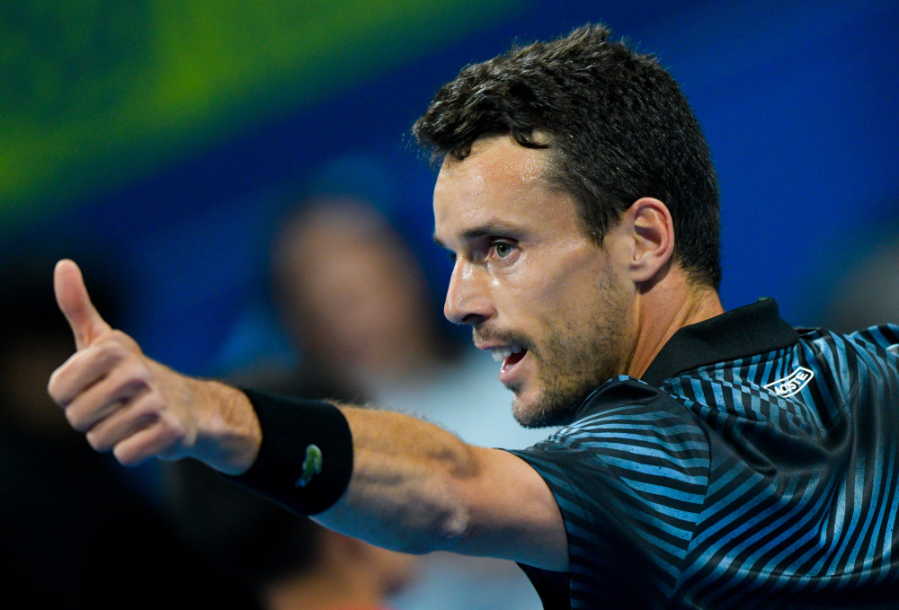  兹维列夫底线相持，力克劲敌斩获柏林站