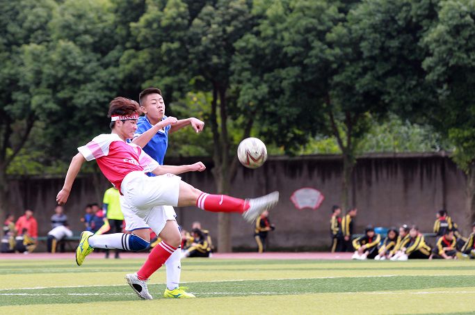  校园足球联赛开幕，青春激情点燃绿茵  