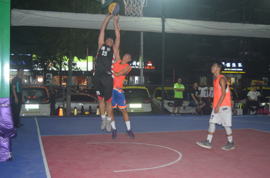  街头篮球争霸赛，民间高手上演扣篮盛宴