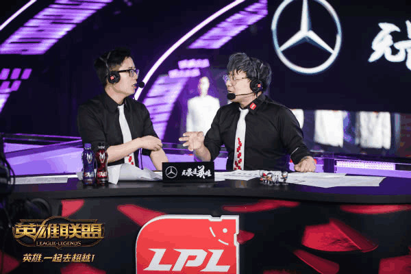 电竞解说激情澎湃点燃观赛热情