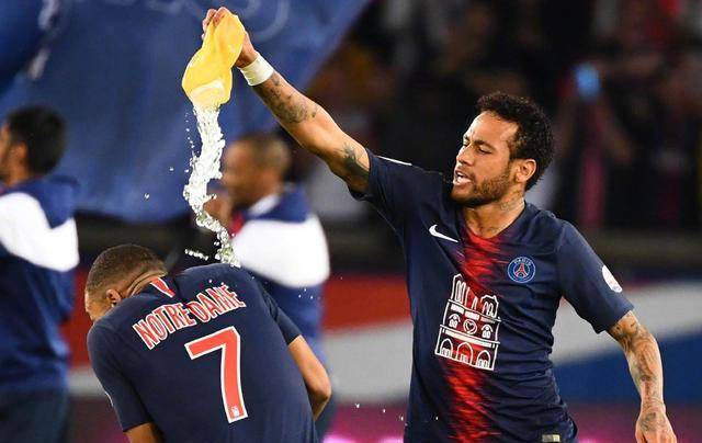  法甲豪门碰撞，巴黎圣日耳曼横扫马赛