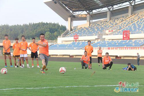  赛前训练开放日，球迷零距离接触球星