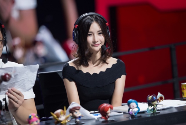  电竞女选手破纪录，巾帼不让须眉男
