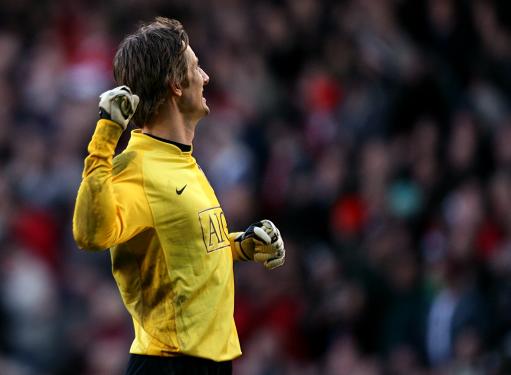  德比大战火花四溅，红黄牌频现火药味